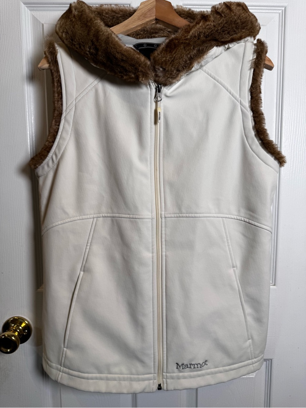 Marmot Furlong Cream Faux Fur Hooded Softshell Vest Women’s Large Apres Ski